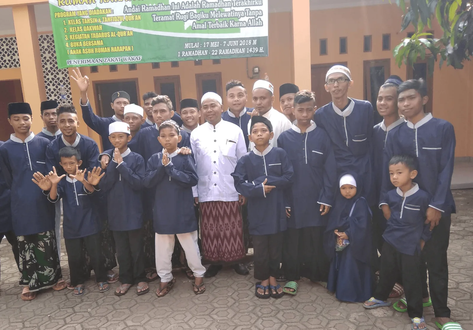 Santri putra Rumah Harapan bersama pengasuh di depan asrama, Tapos, Depok