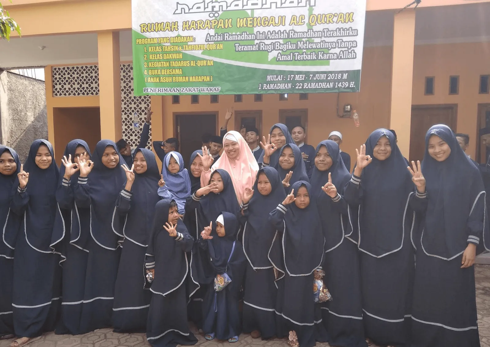 Santri putri Rumah Harapan dalam program mengaji Al-Qur'an