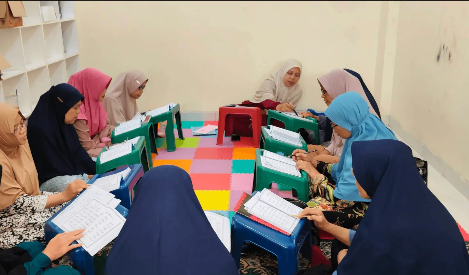 Warga belajar membaca Al-Qur'an di Rumah Tahfidz yang terbuka untuk umum